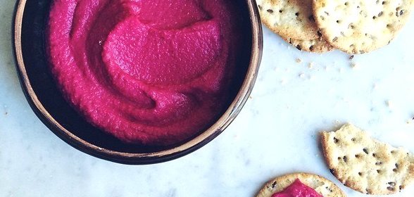 Розовый хумус