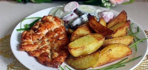 Стейки из куриной грудки с картофельными дольками