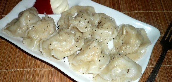 Домашние пельмени с куриной грудкой и луком