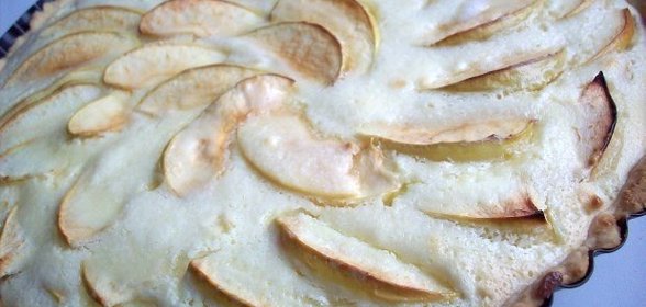 Нежный яблочный пирог со сметанной заливкой