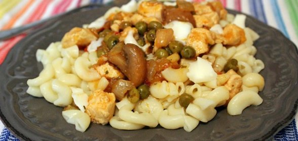 Макароны с курицей в соусе из овощей с грибами по-провански