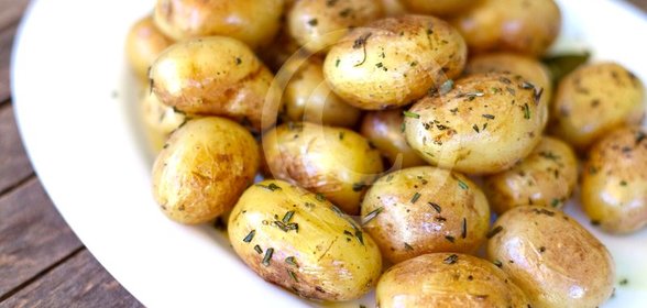 Молодой картофель, обжаренный с розмарином