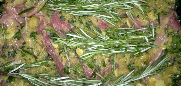 Запеченная говядина с картофелем и розмарином