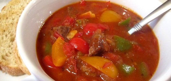 Гуляш из свинины с подливкой