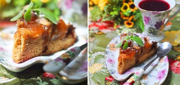 Шарлотка с медово-карамельными яблоками