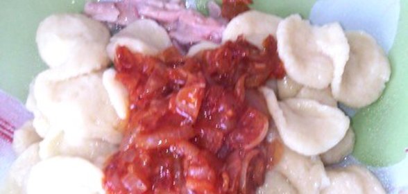 Галушки с курицей и томатным соусом