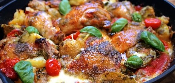 Курица по-итальянски с ветчиной, базиликом и фасолью