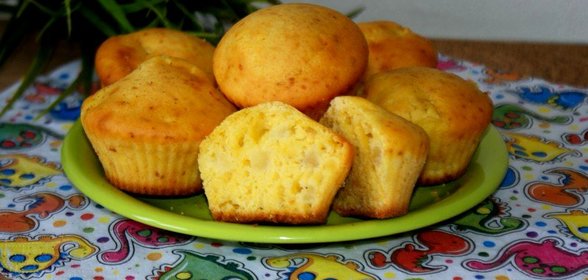 Кукурузные маффины с яблоком
