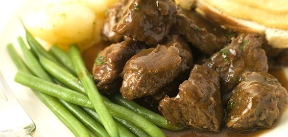 Тушеная говядина в пиве с травами