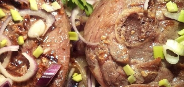 Стейк из индейки с косточкой