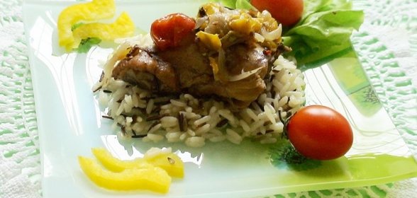 Куриные бедра тушенные с овощами
