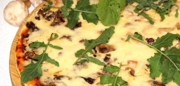 Пицца с грибами и руколой