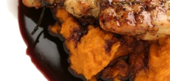 Баранина в вине с черносливом и тимьяном