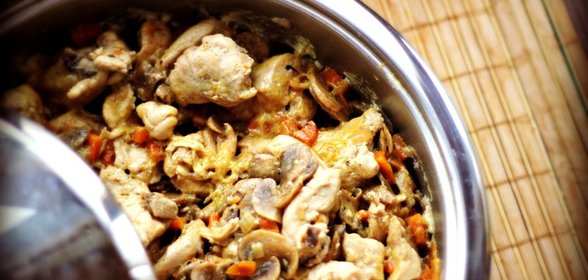 Курица с грибами в соусе из феты