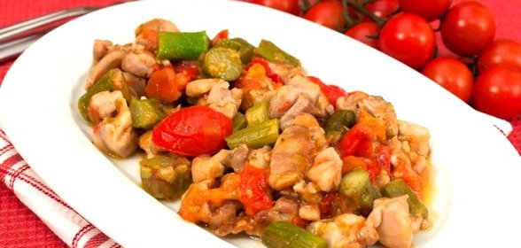 Спаржа, жаренная с куриным филе и помидорами