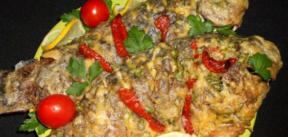 Караси запеченные под сыром и сметаной