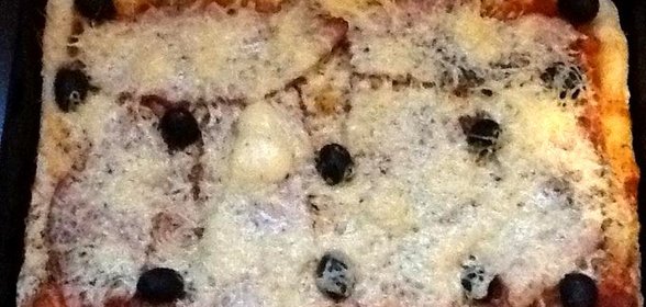 Пицца на тонком тесте с оливками