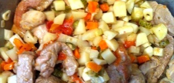 Азу по‑татарски из говядины с солеными огурцами