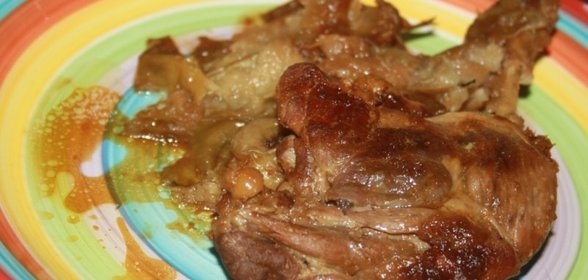 Утиные ножки с яблоками и луковым дрессингом в мультиварке