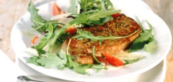 Салат из рукколы с холодным стейком и рокфором