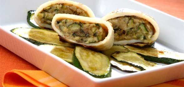 Кальмары, фаршированные цукини, грибами и картофелем