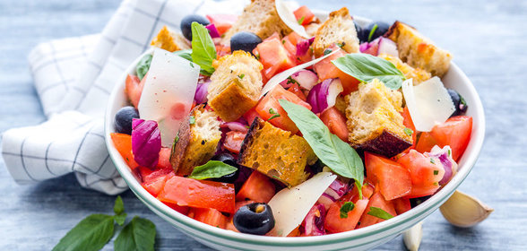 Салат из хлеба и помидоров (Panzanella)