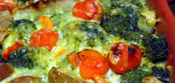 Мясные тефтели, запеченные под овощной шубой и молочным соусом