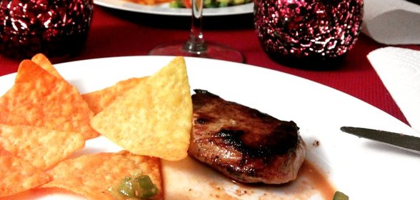 Медальоны из телятины с соусом гуакамоле