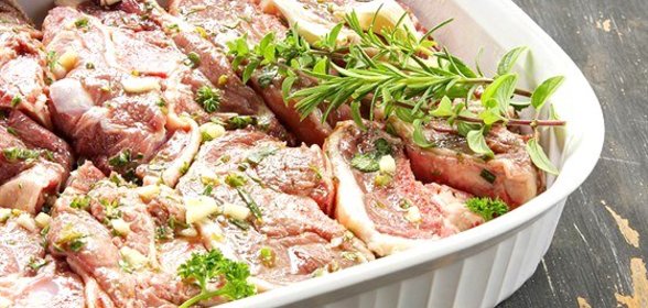 Баранина, маринованная с чесноком и орегано