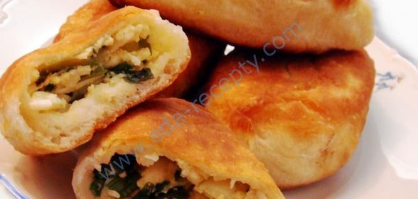 Пирожки из дрожжевого теста на воде с луком и яйцом