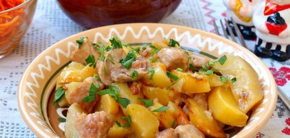 Жаркое с картошкой и свининой в горшочках