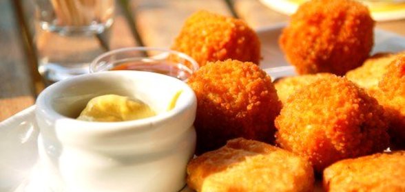 Куриные наггетсы с медово-горчичным соусом