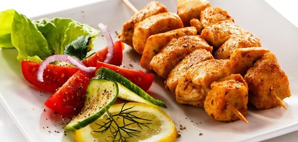 Куриный шашлык на шпажках