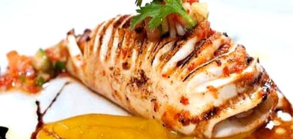 Фаршированные кальмары гриль под соусом из манго