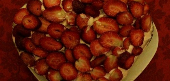 Бисквитный торт с бананами и клубникой