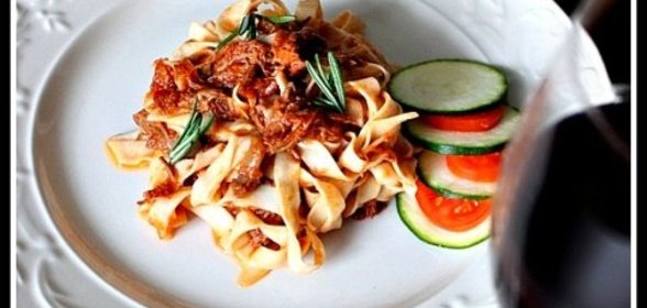 Говядина тушеная в яблоках