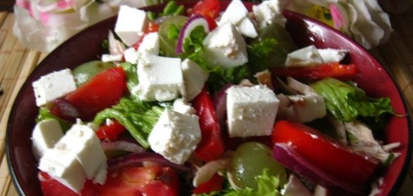 Салат с курицей, болгарским перцем и виноградом