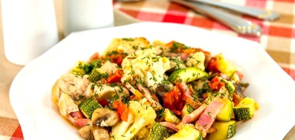 Овощи, запеченные с куриным филе, беконом и грибами