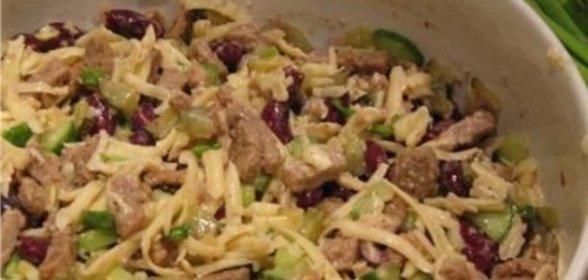 Салат с фасолью и сухариками