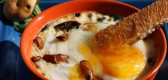 Яйцо в горшочке с шампиньонами и сыром рокфор