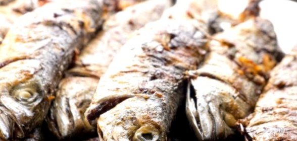 Макрель с чесночным соусом и лимонным соком