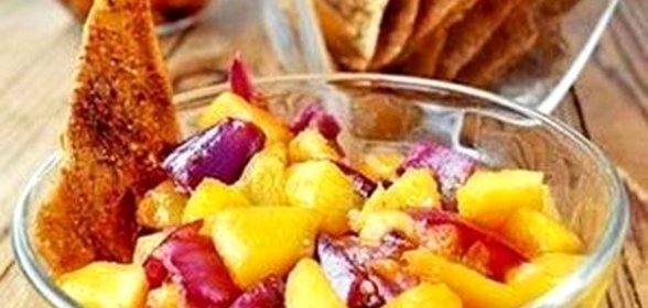 Персиковая сальса c чипсами из лаваша со специями