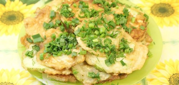 Кабачки в кляре с зеленью