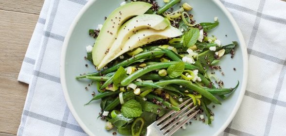 Киноа с стручковой фасолью и авокадо