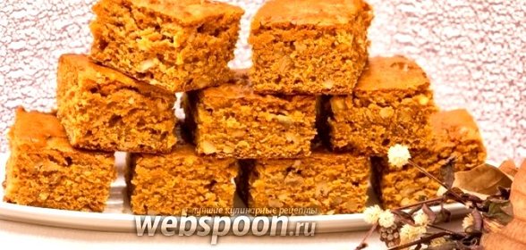 Пирог на варёной сгущёнке с орехами