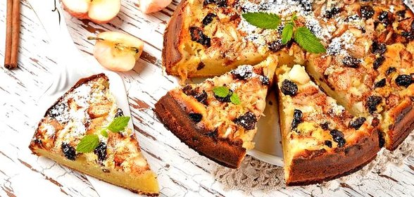 Шарлотка с яблоками и изюмом