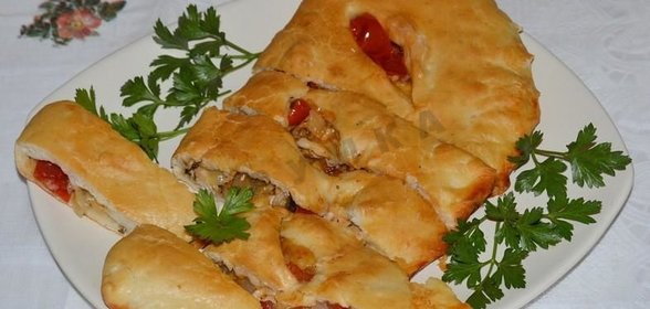 Закрытая пицца кальцоне с курицей и грибами