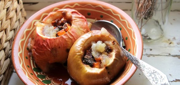 Печеные яблоки с тыквой, изюмом, грецкими орехами и корицей
