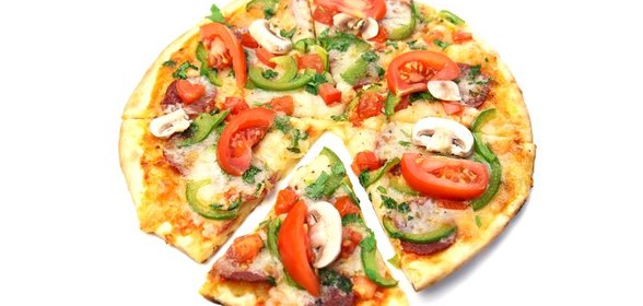 Пицца с шампиньонами и колбасой