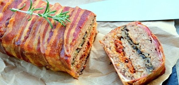 Слоеная мясная запеканка в беконе